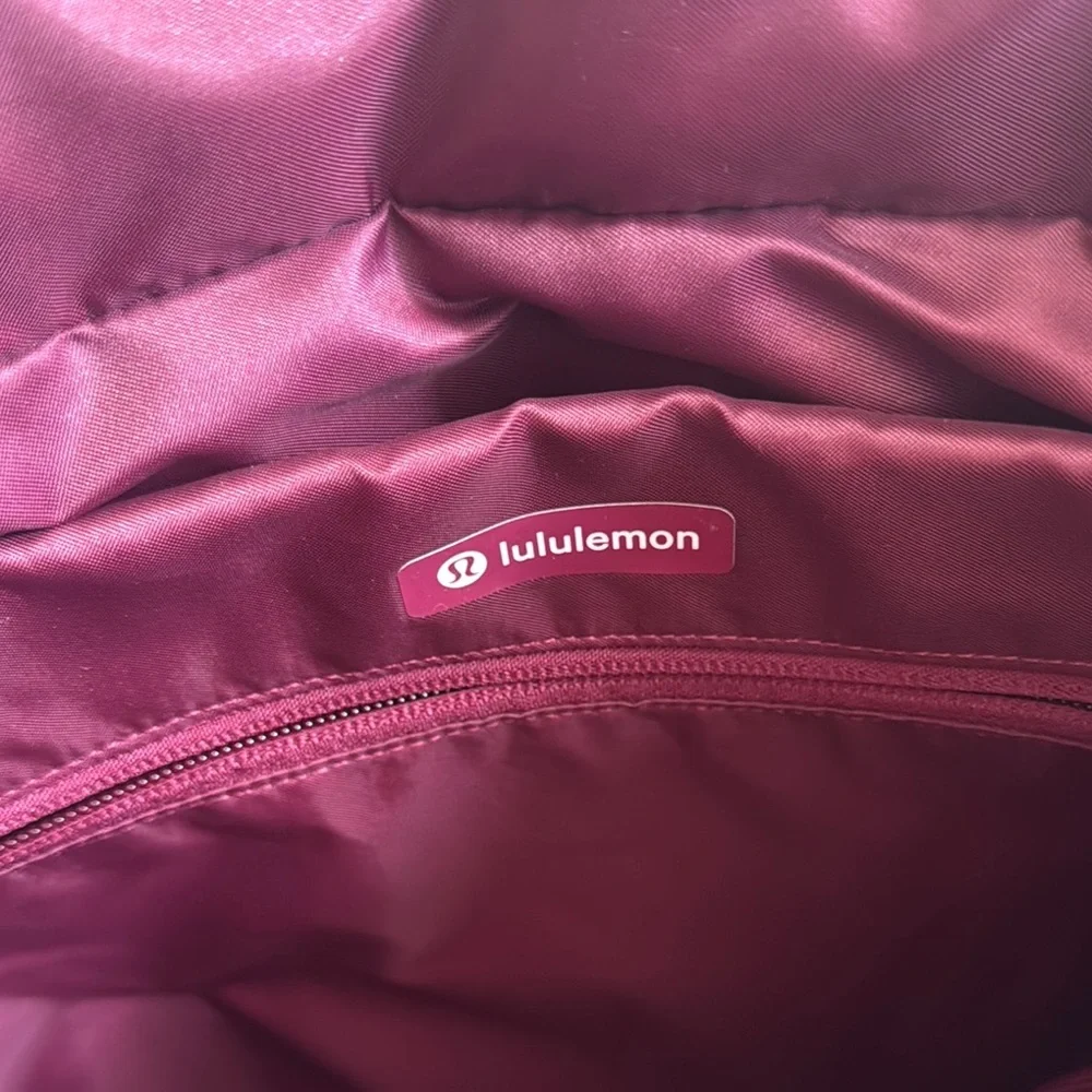 lululemon athletica Quilted Tote Bag, Deep Luxe, 12L - Picture 5 of 8